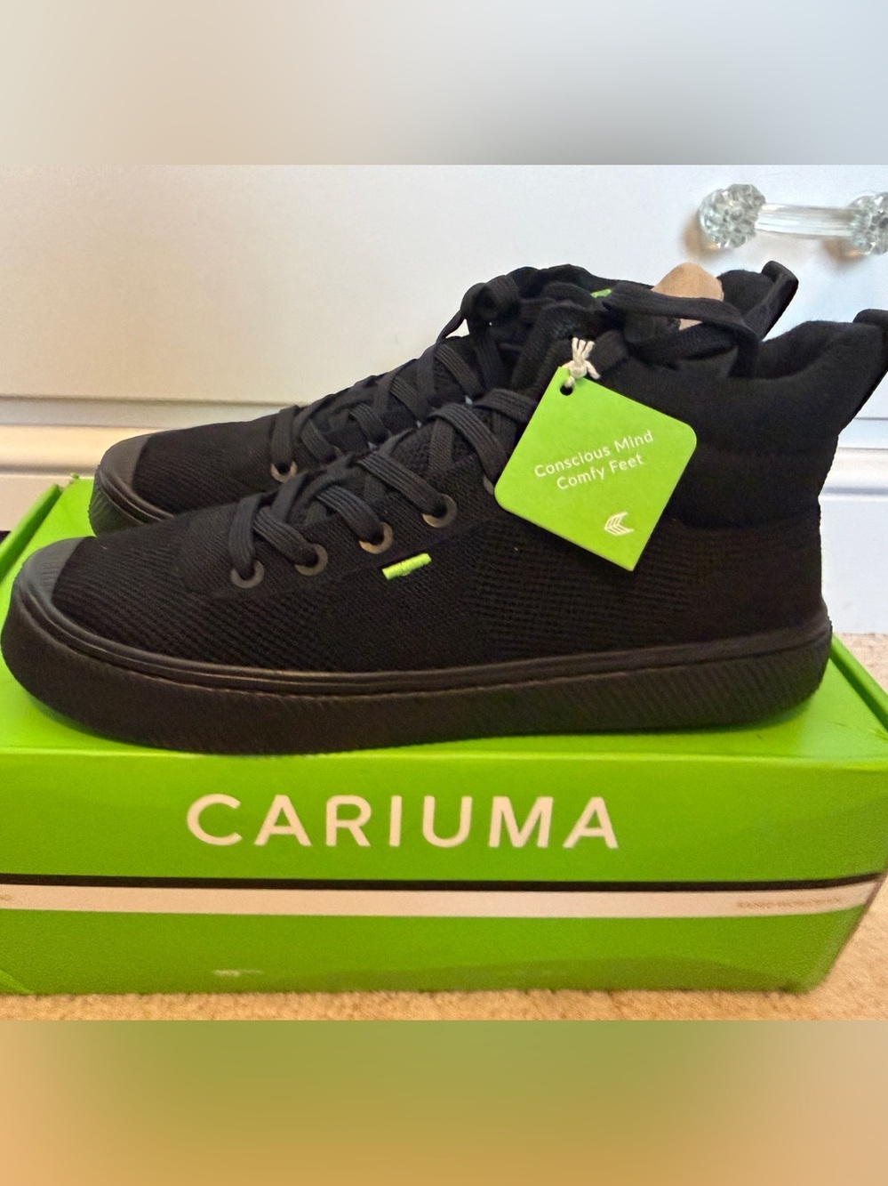 Cariuma Men’s/Women’s  Black Sneakers NWT 9.5/11